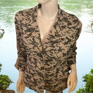 ❄️ 50% off winter Wearables camo stretch green tan stretch utility jacket L